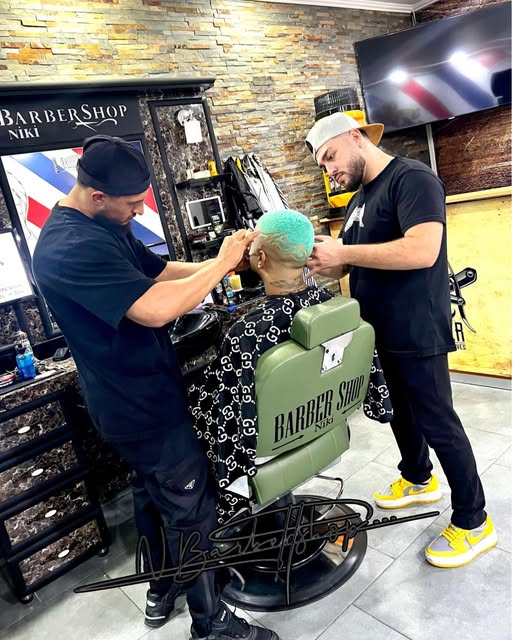 Au travail — coupe réalisée au salon